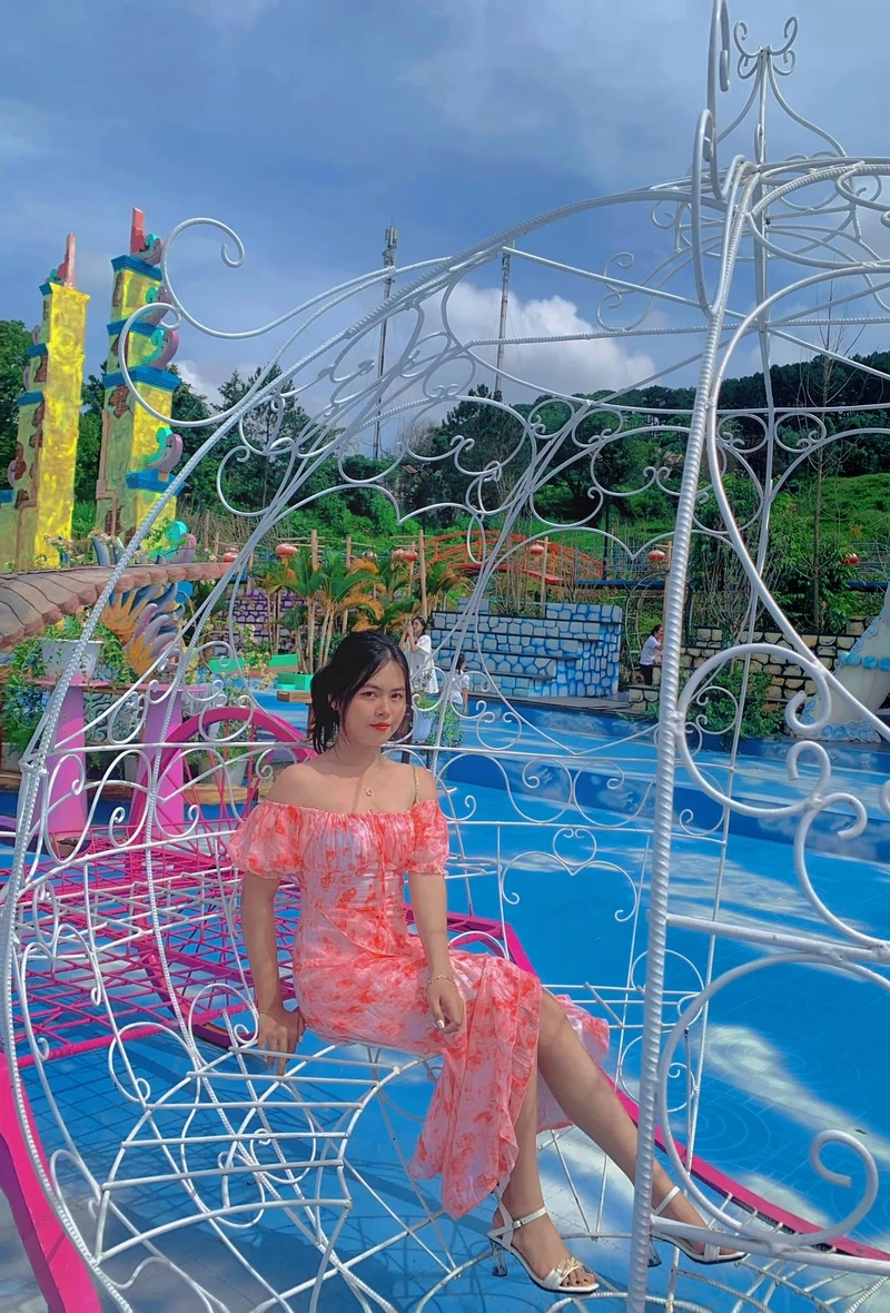 Ảnh selfie gương toàn thân thể hiện vẻ đẹp và sự tự tin