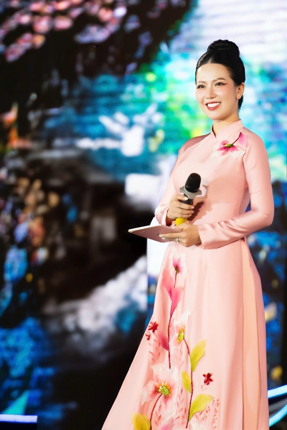 MC chính của chương trình là Én bạc Thu Hà và Trọng Hiếu đại diện cho MM88