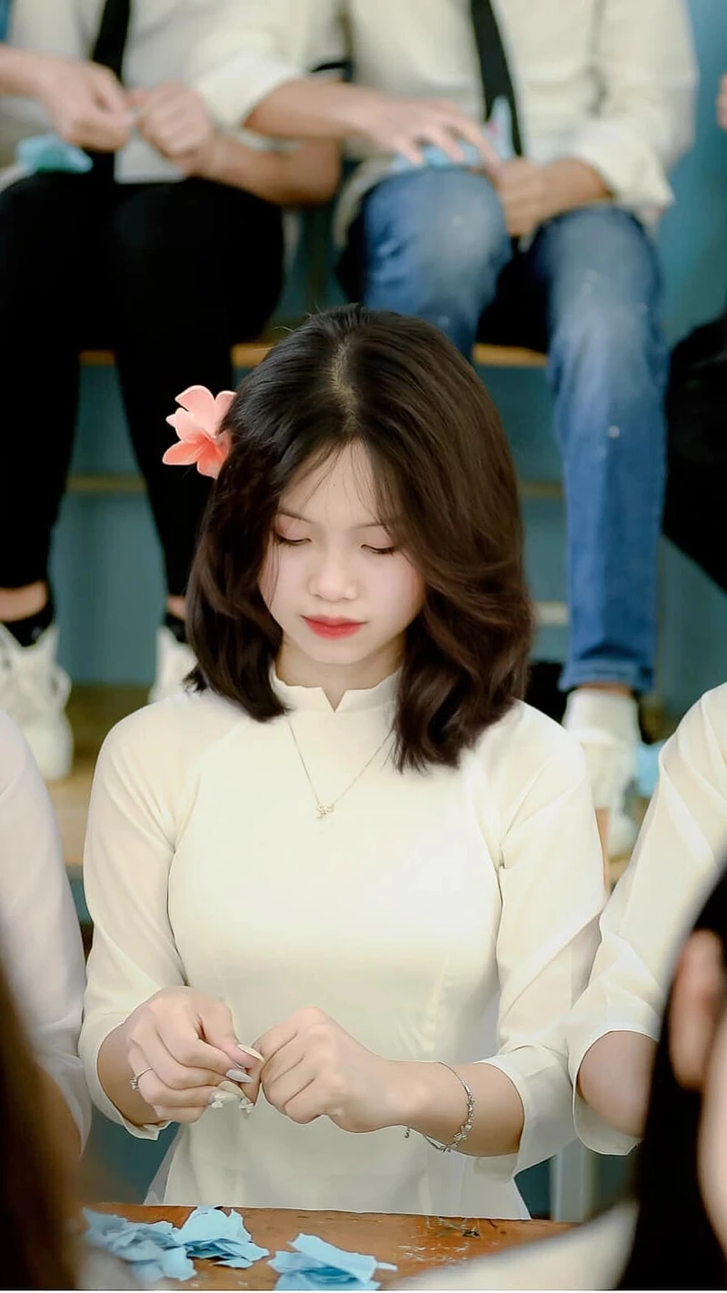 Gái xinh chụp ảnh che mặt tạo vẻ bí ẩn và hấp dẫn