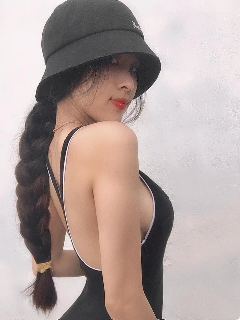 Ảnh cosplay anime girl váy trắng mang vẻ đẹp trong trẻo và nhẹ nhàng