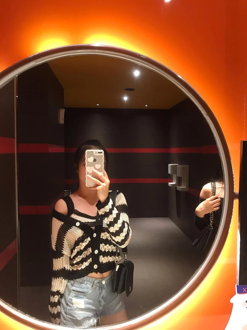 Cách chụp ảnh trước gương trong quán cà phê mang đến sự độc đáo