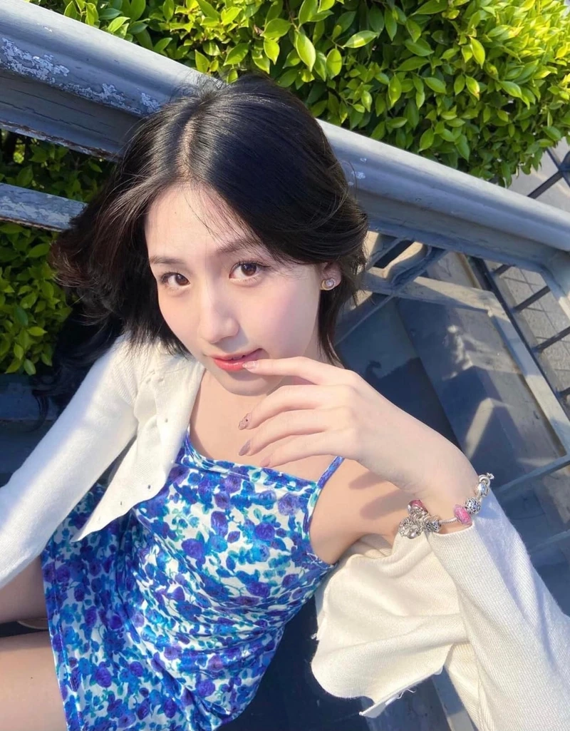 Ảnh chụp trước gương phong cách đường phố thể hiện sự năng động