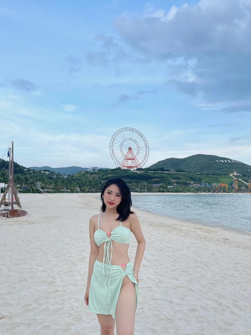 Hình gái xinh khỏa thân, tỏa sáng với vẻ đẹp quyến rũ và tự tin