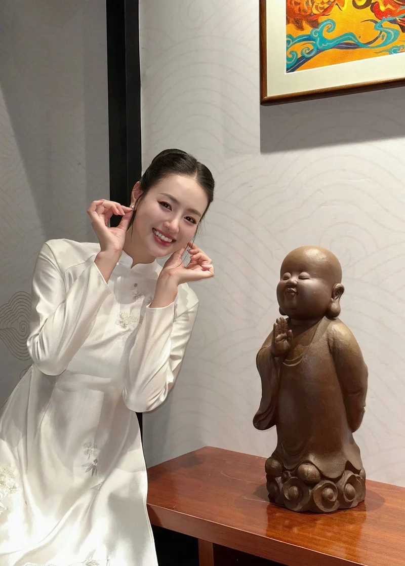 Phút đăng quang đáng nhớ của Bùi Khánh Linh đăng quang